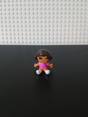 2020 Viacom - Dora The Explorer 1" Mini Figure - Sitting